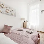 Acacia Apartment