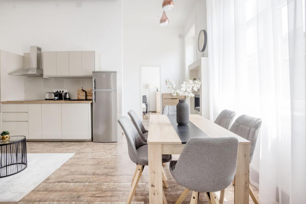 Acacia Apartment *